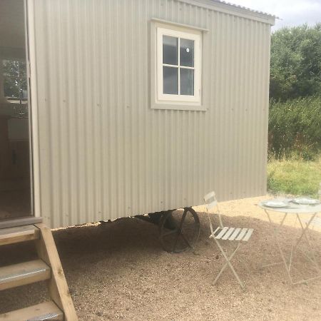 Romantic Secluded Shepherd Hut Hares Rest Southwick  Екстер'єр фото