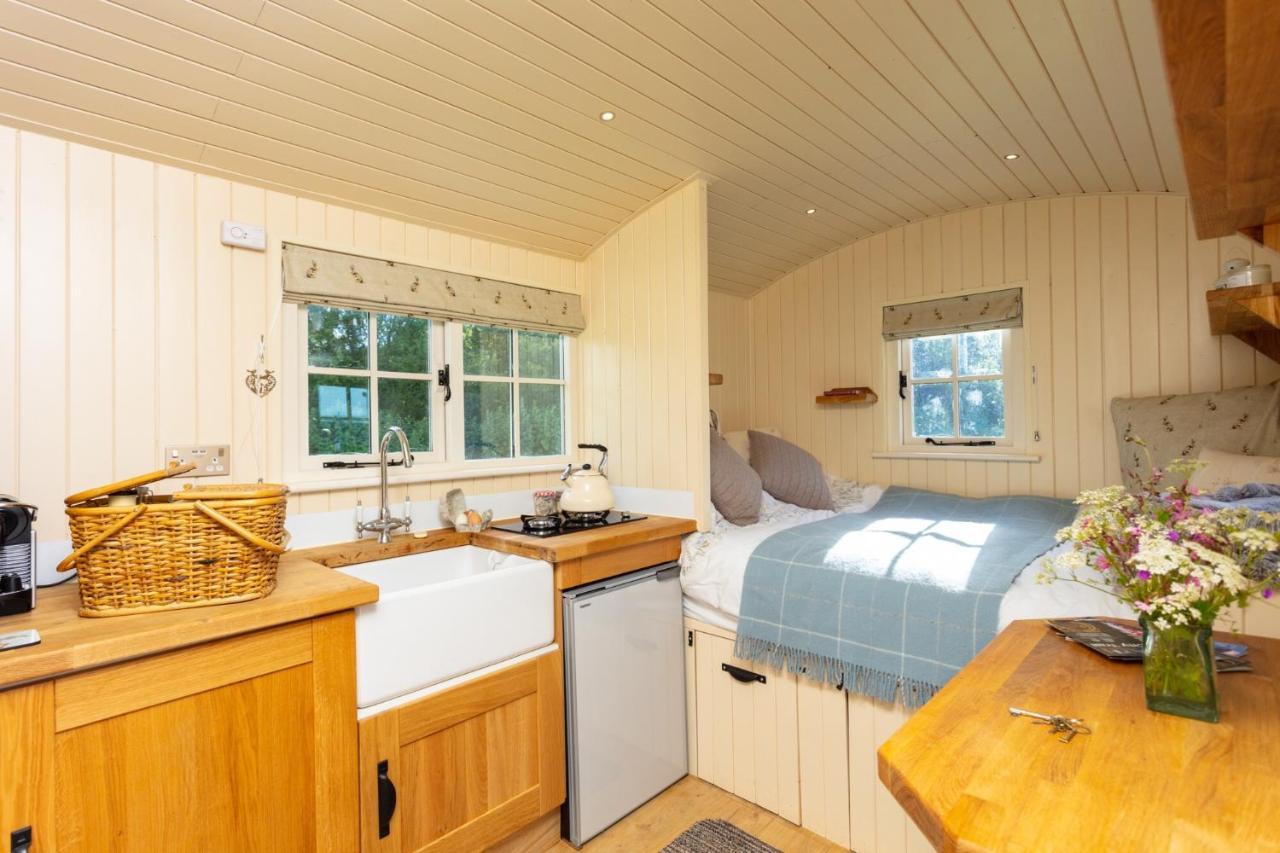 Romantic Secluded Shepherd Hut Hares Rest Southwick  Екстер'єр фото