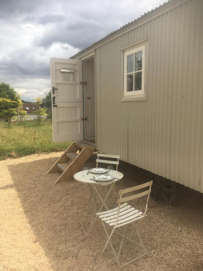 Romantic Secluded Shepherd Hut Hares Rest Southwick  Екстер'єр фото
