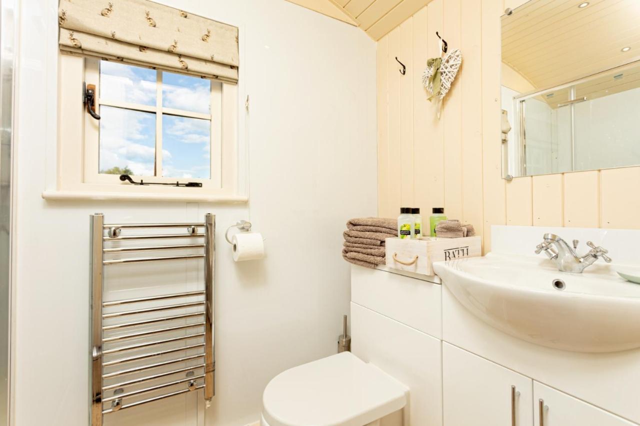 Romantic Secluded Shepherd Hut Hares Rest Southwick  Екстер'єр фото