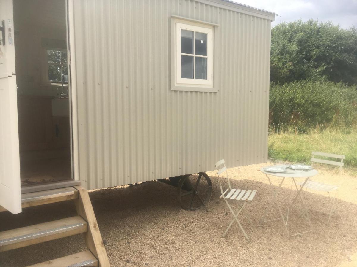 Romantic Secluded Shepherd Hut Hares Rest Southwick  Екстер'єр фото